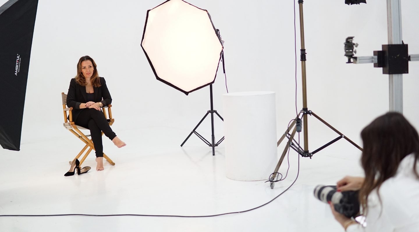 Bastidores de um ensaio fotográfico em estúdio