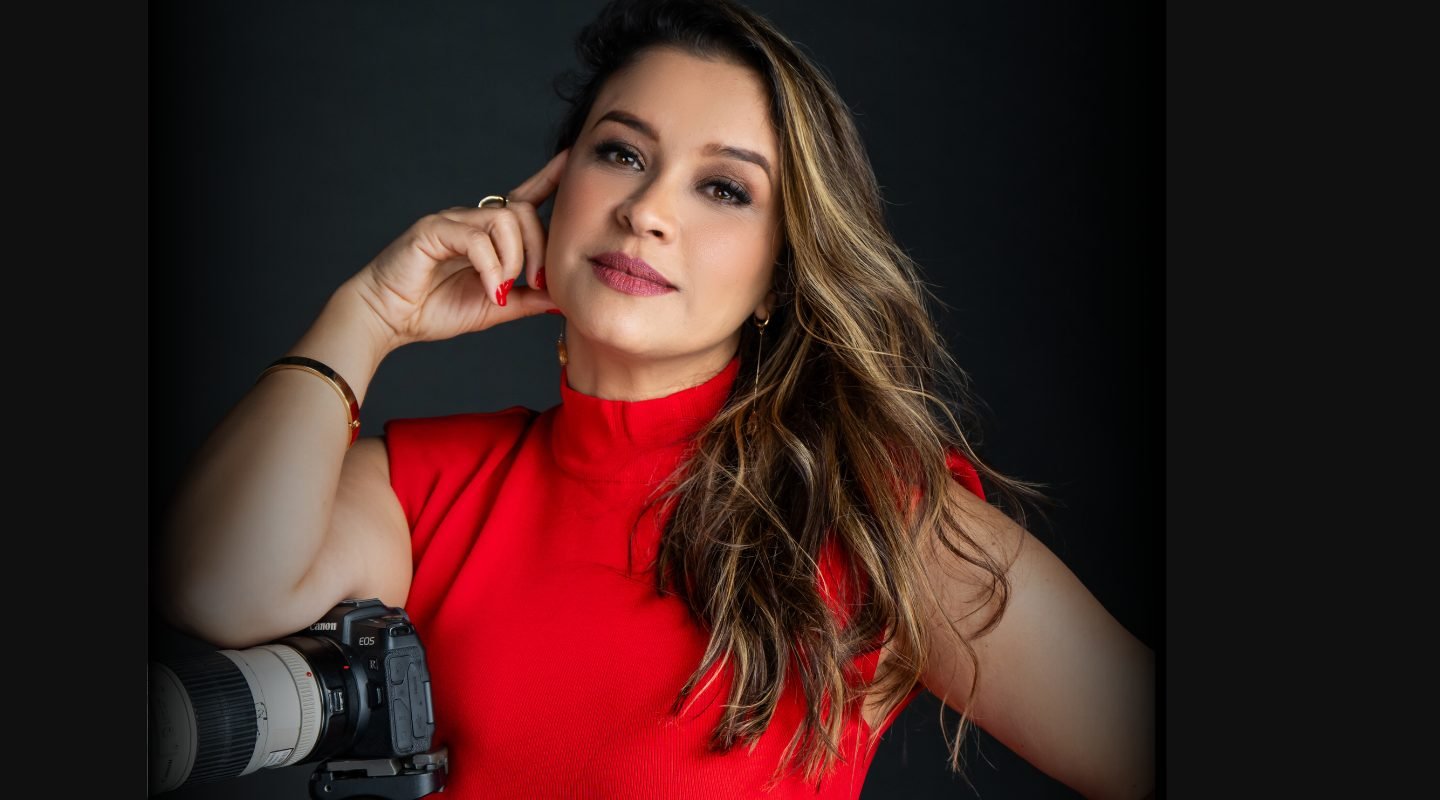 Retrato de vermelho, com uma câmera fotográfica