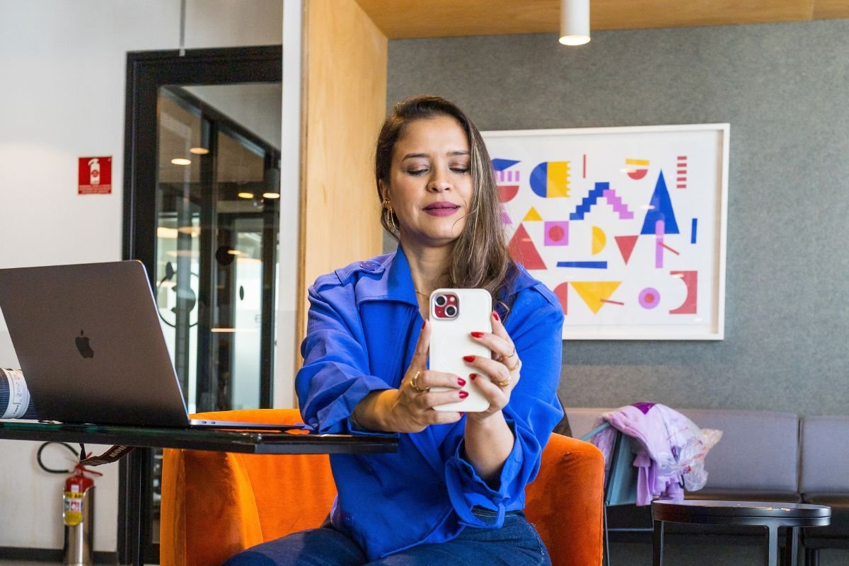 Ingrid gravando um vídeo com o celular