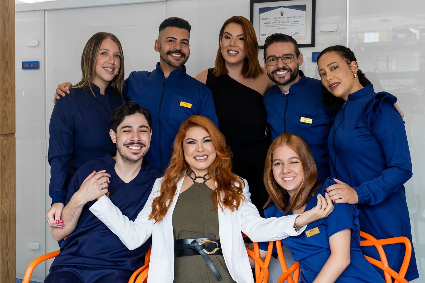 Portfólio da Ingrid: uma cliente com a equipe da clínica
