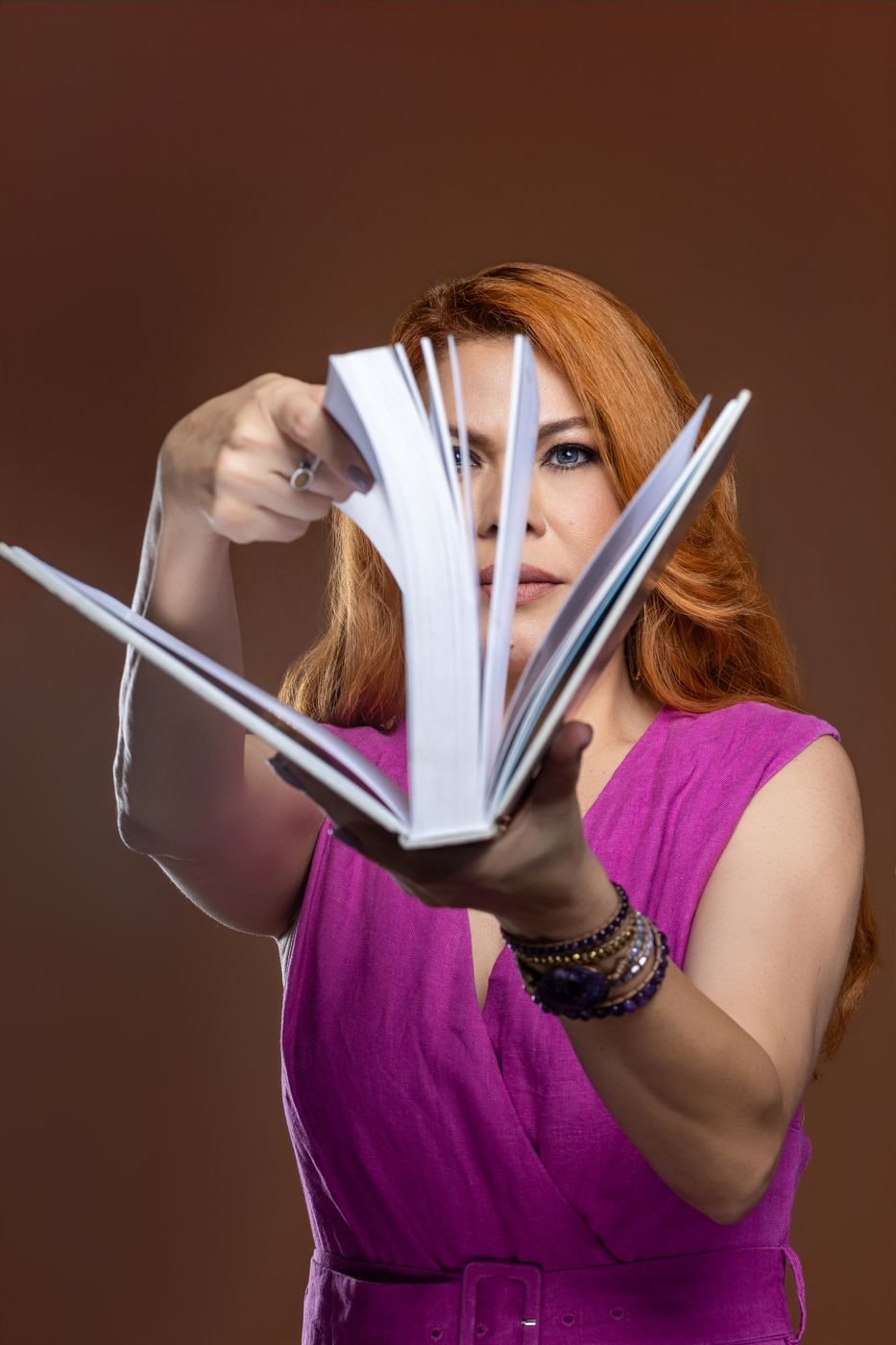 Portfólio da Ingrid: retrato de uma cliente folheando um livro